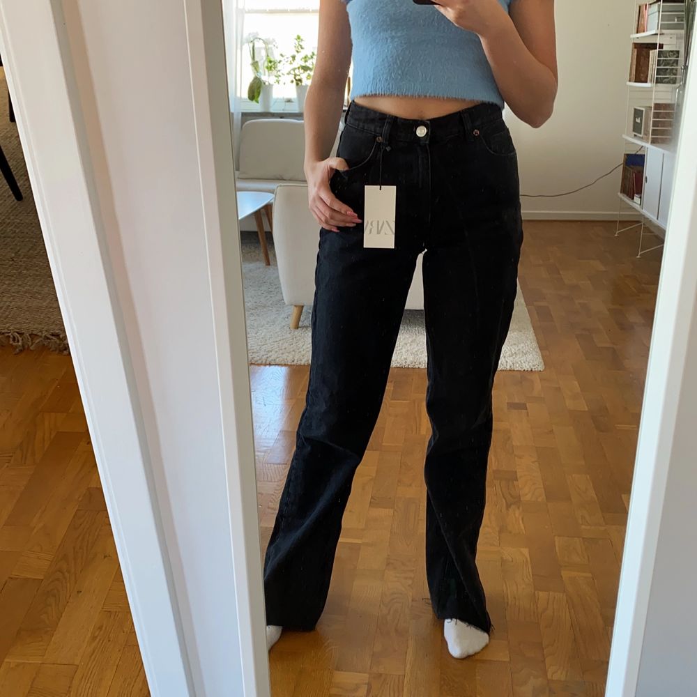 Populära jeans från Zara, långa raka ben med rå söm nertill. Aldrig använda för köpta i fel storlek! . Jeans & Byxor.