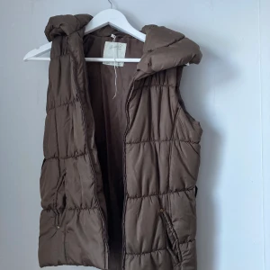 Vintage väst  - Snygggg brun vintage väst storlek S med ”halv huva” super fin!! Frakt ingår OBS!!! Skriv INTE att du köper om du inte tänker köpa. Alldeles för många har börjat skriva och sen sluta svara osv. Först till kvarn gäller  Du är såklart jätte välkommen att skriva  i dm vid seriöst intresse 👍🏻