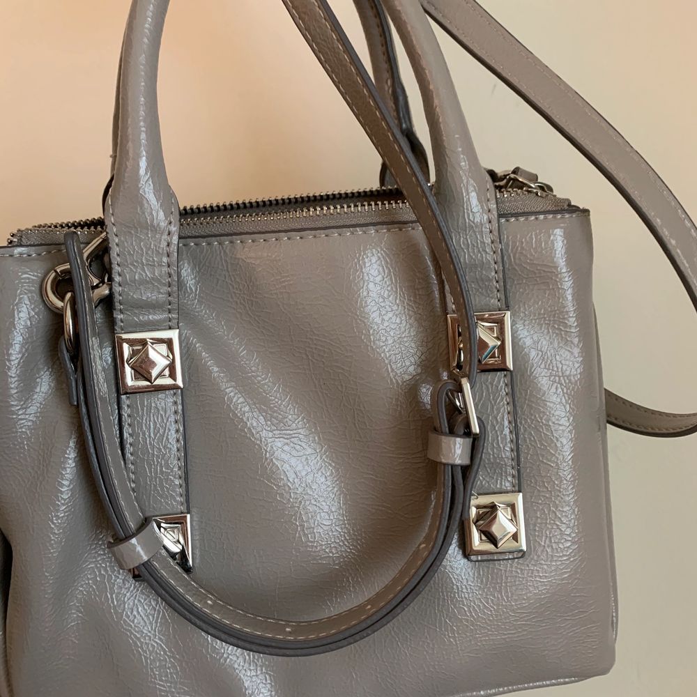 Jättecool ljusgrå väska från ZARA som jag köpte för 399kr förrförra året 🖤🤍 Den är använd ganska många gånger för den har varit en av mina favoritväskor men den passar inte riktigt min stil längre tyvärr 💞💓 Skriv privat om du vill ha fler bilder så fixar jag det! 🥰💕. Väskor.