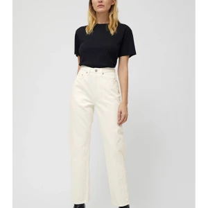 Weekday jeans - I modellen rowe, ljusbeige färg. Säljer pga för stora för mig, använd fåtal gånger 