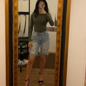 Knälånga jeans med slitage  - Knälånga jeans från Australien. Andra bilden visar slitage på baksidan (enbart på en sida), det fanns när jag köpte så tillhör modellen. Storlek 26 (passar främst S) 40kr exklusive frakt 🌸