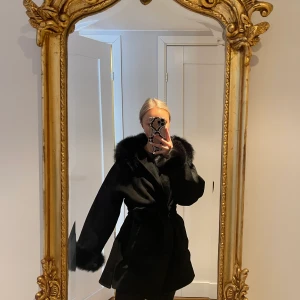 Kappa med päls - Säljer en helt ny oanvänd kappa med äkta päls då den är för stor för mig. Stl säjs vara en s men sitter mer som en M och just därför väljer jag att sälja den. (Kappan ska dock vara lite oversized) 