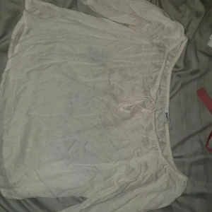 Blus från ginatricot! - Säljer denna blus från ginatricot. Har endast använt den 2-3 gånger så är som i nyskick. Armarna är utsvängda på slutet och det är en liten snörning vid bröstet. Är en storlek 34 men passar även mig som är en 38. Köparen står för frakten. Skriv vid frågor!