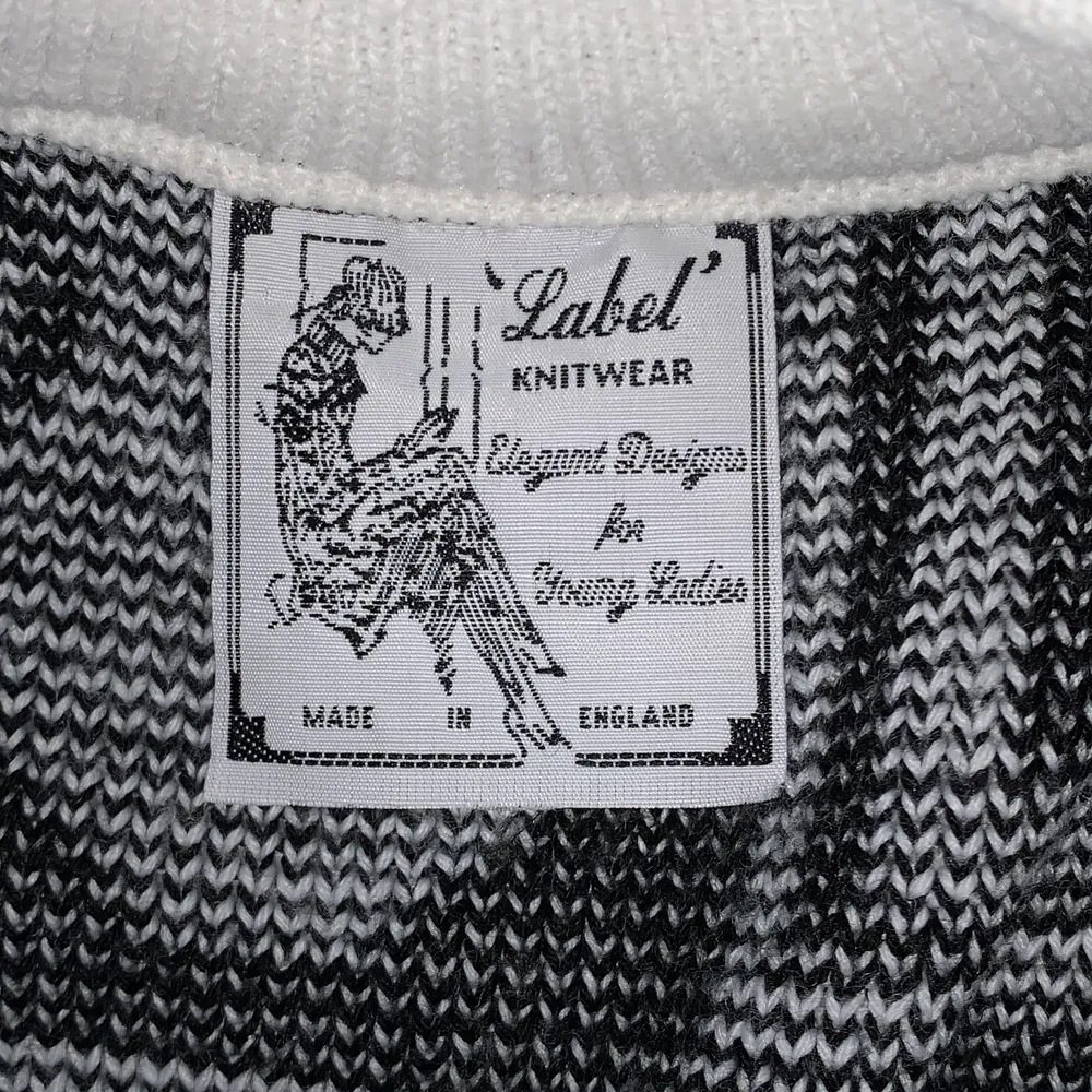 Vintage svartvit stickad tröja i häftiga mönster!🔳🌸 Sitter oversized på mig som bär storlek S. Har fått så många fina ord av denna, men säljes nu på grund av flytt <3. Stickat.