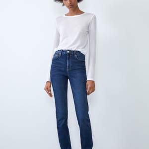 Blå jeans från Zara med slits! Mycket stretchiga och sitter jätte snyggt bak. Använda någon gång. (Är 170cm)