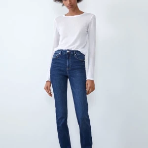 Zara jeans - Blå jeans från Zara med slits! Mycket stretchiga och sitter jätte snyggt bak. Använda någon gång. (Är 170cm)