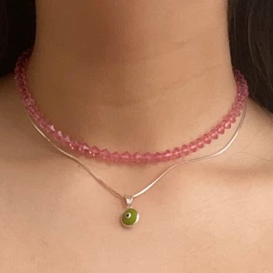 Halsband - Säljer detta egengjorda halsbandet!🌟 superfin detalj och passar till allt💖 kan mötas upp i Stockholm eller frakta