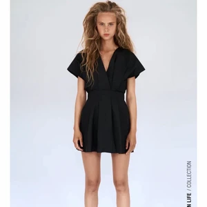 Klänning Zara - Säljer just nu några klänningar ifrån Zara, som tyvärr inte passade mig i storleken och missade tyvärr att returnera dem. Klänningarna är endast testade, alltså i nyskick. Kontakta mig vid intresse eller lämna bud i kommentarerna! ☺️ (bild lånad ifrån Zara.com).                                                                                !!Skrynklig på bild eftersom den legat i kartongen sen beställningen kom🥰!!