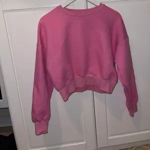 Säljer min bby rosa magtröja hoodie, jätteskön och fin köpte min från bikbok. Ifall ni är intresserade av bältet på andra bilden hör av er!
