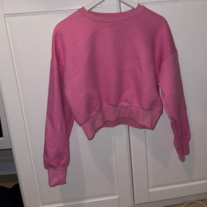Hoodie  - Säljer min bby rosa magtröja hoodie, jätteskön och fin köpte min från bikbok. Ifall ni är intresserade av bältet på andra bilden hör av er!