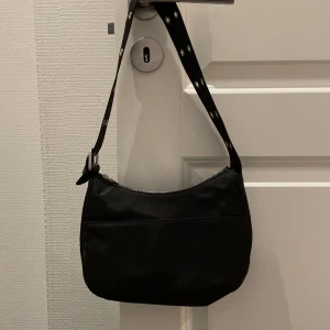 Väska från H&M - Supersnygg och stilren väska från H&M som aldrig är använd. Köpt i höstas men säljs eftersom den aldrig kommer till användning. 