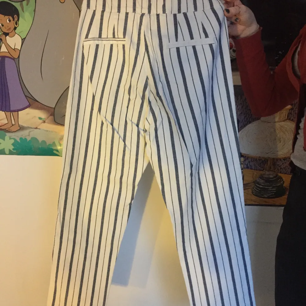 Snygga somriga kostymbyxor från Brandy Melville. One size men passar nog XS. Säljer pga för små. Frakt tillkommer eller mötas på Södermalm:). Jeans & Byxor.
