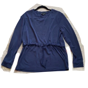 Tröja - Från kappahl använd fåtal gånger med resor i midjan som man justera