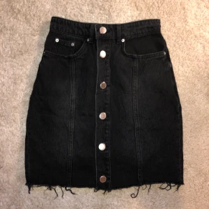 Kjol i svart/grå denim - Kjol i svart/grå denim använd en gång