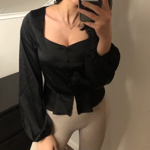 Festtopp från Nelly! - Jättefin festtopp från Nelly som tyvärr inte kommer till användning! Endast använd en gång. Frakt tillkommer på 48 kr🤍