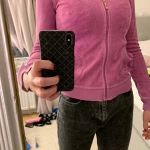 En snygg juicy tröja - En lila juicy tröja i strolek 14 barn men passar mig som är S/M 