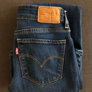 Säljer dessa snygga Levis 715 bootcut jeansen. Superfint tvätt och bra länd. Mid rise modell. St 26. Startpris 150kr exklusive frakt. 💃🏼💃🏼