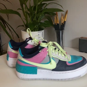 Nike Air force 1 shadow  - Nike air force 1 shadow olika färger, frakt 66kr (enligt postnord) säljer pga liten stolek och använda några gånger.  Originalpris 1399kr 