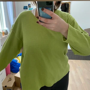 Grön tröja  - En grön tröja i skönt material. Den passar oversized. Skulle säga att tröjan passar alla från S-L beroende på hur man vill att den ska sitta. 