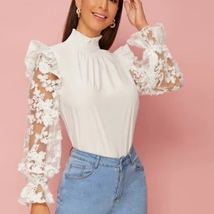 Blus med snygga ärmar - Säljer nu denna blus då jag inte använt den, storlek M. Otroligt fina ärmar 🥰😍 