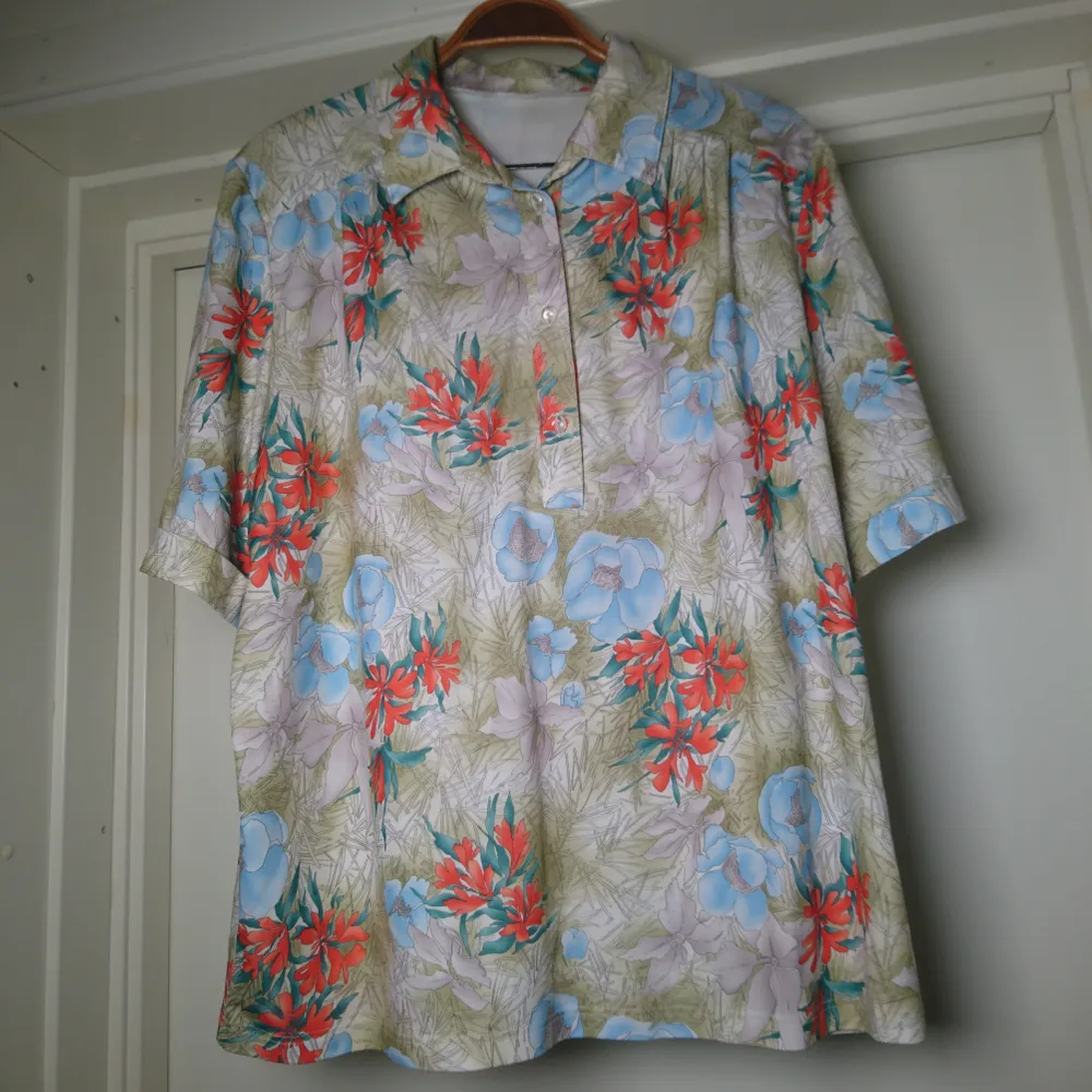 Gammal 60-/70-talsskjorta i toppskick, ingen storleksmärkning men är som en M. Blusar.