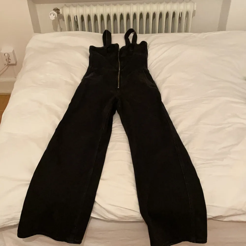 Supersnygg byxdress från Weekday i jeansmaterial. Säljer pga att den inte kommer till användning. Använd en gång. Storlek S. 200kr köparen står för frakten, kan också mötas upp i Göteborg. Har valt den dyra frakten så kan bli billigare!. Jeans & Byxor.