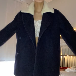 Jacka  - En snygg jacka som är perfekt nu till vintern och våren! Varan köptes ifrån Bik Bok och är fortfarande i ett bra skick. Jag på bilden har storlek XS och jackan är i S. Läs mina villkor innan köp! 🧚🏼💓