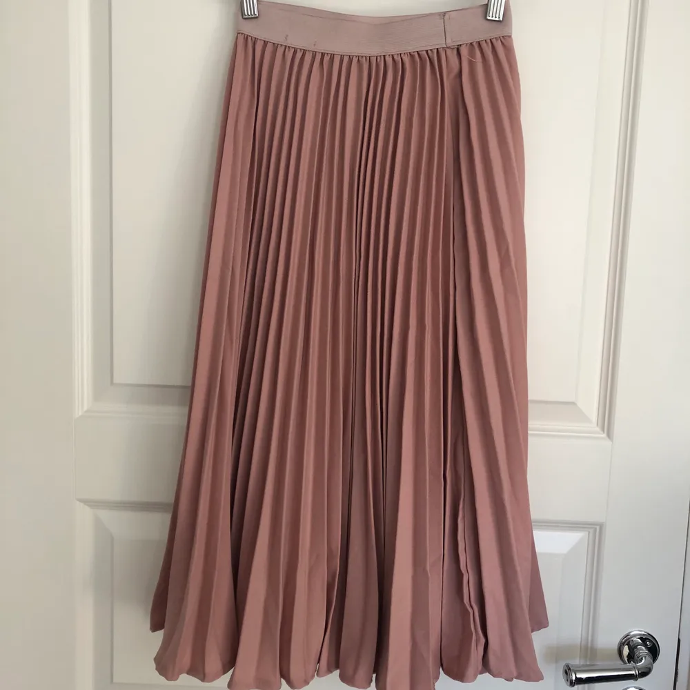 En suuperfin rosa plisserad kjol i storlek S/M men jag tycker den sitter som en xs i midjan. Jag köpte den för två årsedan men den är sparsamt använd då den alltid varit lite för tajt för mig (jag brukar ha storlek S).. Kjolar.
