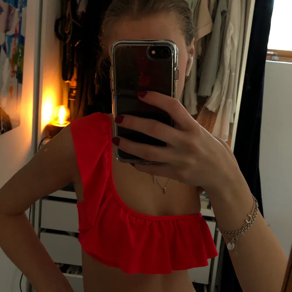 Två bikinis i samma modell, one shoulder. Använda en gång var! Från hm :) båda för 90kr! hör av er vid fler bilder! I storlek xs. . Muu.