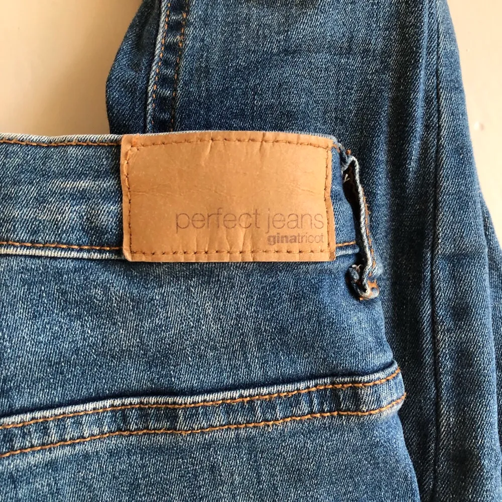Fina högmidjade jeans från Gina tricot i modellen Molly. De är lite ”skrynkliga” där fram men inget som syns när de är på, därav det låga priset. Skriv privat för fler bilder.. Jeans & Byxor.
