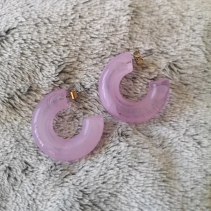 Lila örhängen, aldrig använt  - Jättefina lila örhängen från monki som inte riktigt är min stil