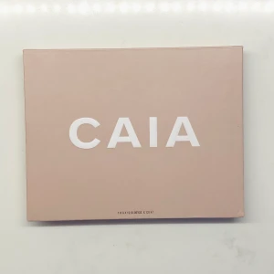 CAIA Bibbs Signature Eye Palette  - CAIA Bibbs Signature Eye Palette  Skick: Använd sparsamt  Nypris 575 kr  Pris: 250 kr