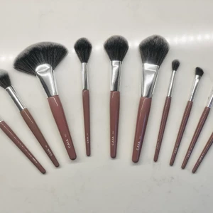 CAIA Borstar - Bild 1 CAIA sminkborstar f01, f09, f02, f08, f03, f04, e10, e07, e08, e11 Skick: Bra skick, nytvättade Nypris runt 195 kr styck för ansiktsborstar & 140 kr styck för ögonskuggsborstar  Paketpris: 700 kr Styck: 90 kr ansikte & 60 kr ögon  Bild 2 CAIA Ögonskuggsborstar 01, 02 & 05 Skick: Bra skick, nytvättade Nypris 140 kr st  Paketpris: 150 kr Styck: 60 kr