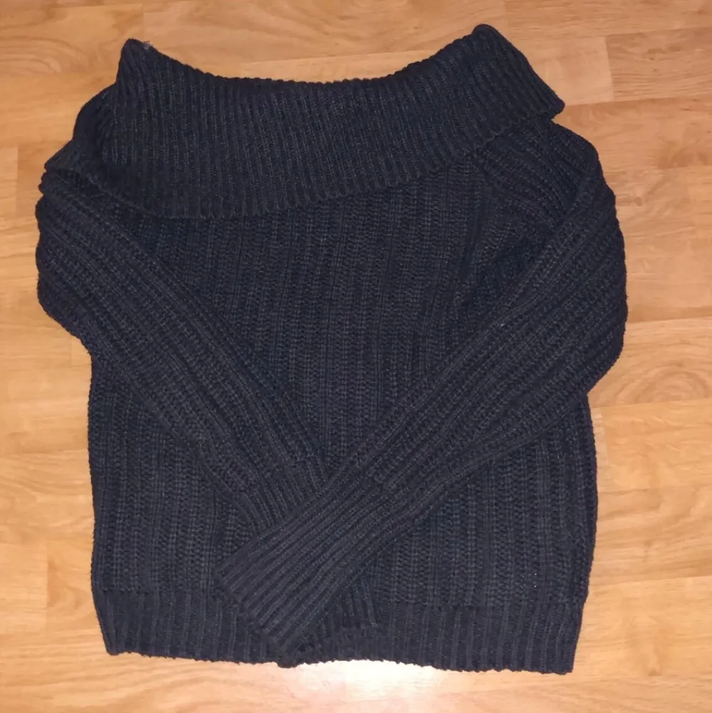 Grå Stickad tröja från Kappahl i storlek 168-160 men är som en S. den är bekväm på och sticks inte  använd 1 gång. Mitt pris: 120kr + frakt men pris går att diskuteras vid snabb affär. Stickat.