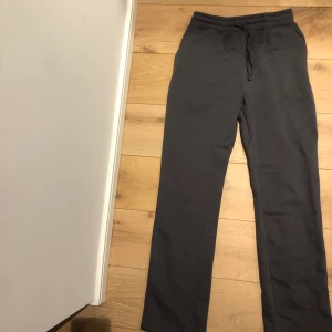 LXA mjukisbyxor, endast provade! - Endast provade LXA mjukisbyxor, säljer endast förstor storlek. Nypris 900kr om jag inte minns fel, köpte dom när hon släppte hela sin kollektion och då var de dyrare! 