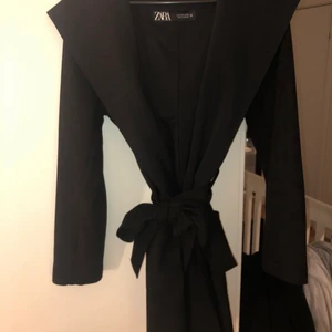 Zara Kappa - En svart kappa ifrån Zara. Endast använd en gång.           Köparen står för frakten💙