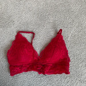 Röd spets bh - Säljer en söt röd spets bh som blivit för liten. 🥰