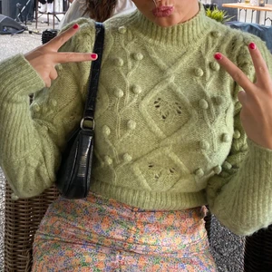 Grön stickad tröja  - Jättefin grön färg, perfekt till sommaren och våren att ha över en klänning som på bilden. 💚🥰😍  Köpt på Zara