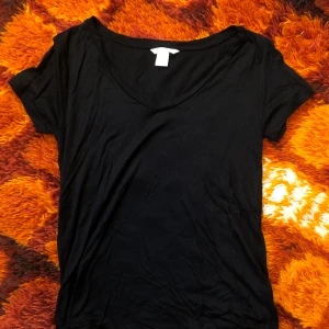 Tshirt - En väldigt mjuk v-ringad svart tshirt. Väldigt fint skick då den knappt är använd. Storlek XS men passar även S. Går att mötas upp i Hagfors eller så skickas den med posten där köparen står för frakten! 