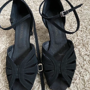 Dansklackar - Superbra och fina dansklackar i strl 36 som dock passar mig som har 38 eftersom dansklackar ska vara mindre i storleken! Dem är väl använda men funkar fortfarande perfekt ifall du inte vill lägga pengar på helt nya. Inköpspris är ca 600-700 kr och de köptes på dansbutiken i Sthlm. Klacken är 5 cm hög. Köparen står för frakt💕