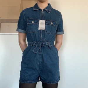 Jeans byxdress - Säljer denna byxdress i jeans-material som aldrig blivit använd!! 💞 köparen står för frakten men jag möter även upp i Lund💞 