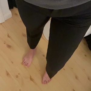 Kostymbyxor ifrån ginatricot  - Dessa svarta kostymbyxor från ginatricot är i topp form och dem har inga hål eller något sånt och dem är använda ett fåtal gånger bara