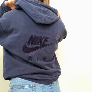 Nike hoodie (zip) - HÖGSTA BUD: 670kr.                                                Blå Vintage Nike hoodie med dragkedja. Storlek: Small, men oversized i passformen. Köpt på en vintage butik, använd ungefär 2 gånger. Budgivning med start på 300kr, varje bud höjs med minst 20kr 🥰 Budgivning sker privat i meddelanden!
