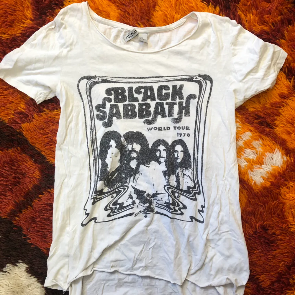 En tshirt från H&M med Black Sabbath motiv, storlek XS, men är lite oversize så skulle säga den är mer utav en S. Väldigt fint skick. Går att mötas upp i Hagfors eller skickas med posten där köparen står för frakten! . T-shirts.