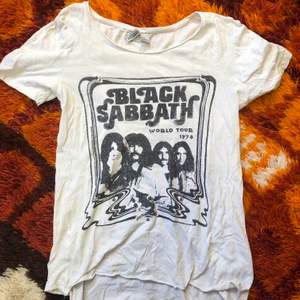 En tshirt från H&M med Black Sabbath motiv, storlek XS, men är lite oversize så skulle säga den är mer utav en S. Väldigt fint skick. Går att mötas upp i Hagfors eller skickas med posten där köparen står för frakten! 