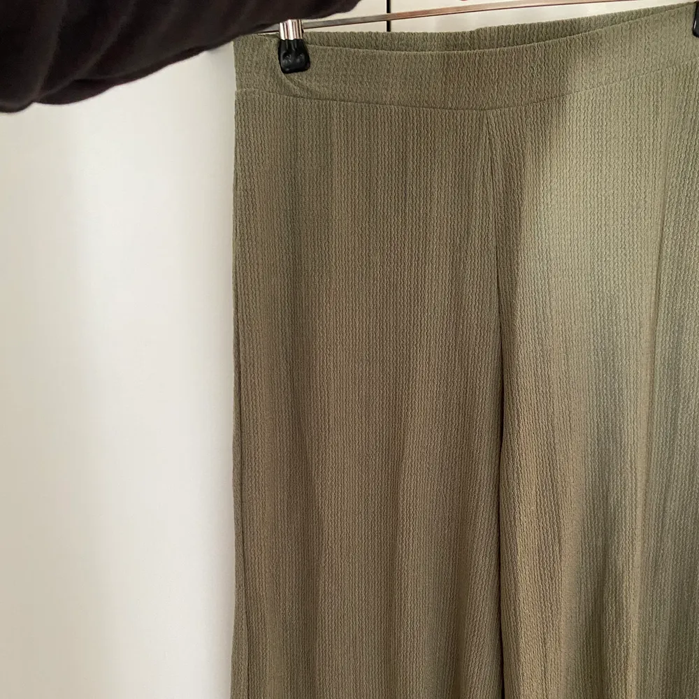 Gröna vida raka byxor från Pull&Bear. Tunna men exklusiva i tyget, perfekt för sommaren!. Jeans & Byxor.