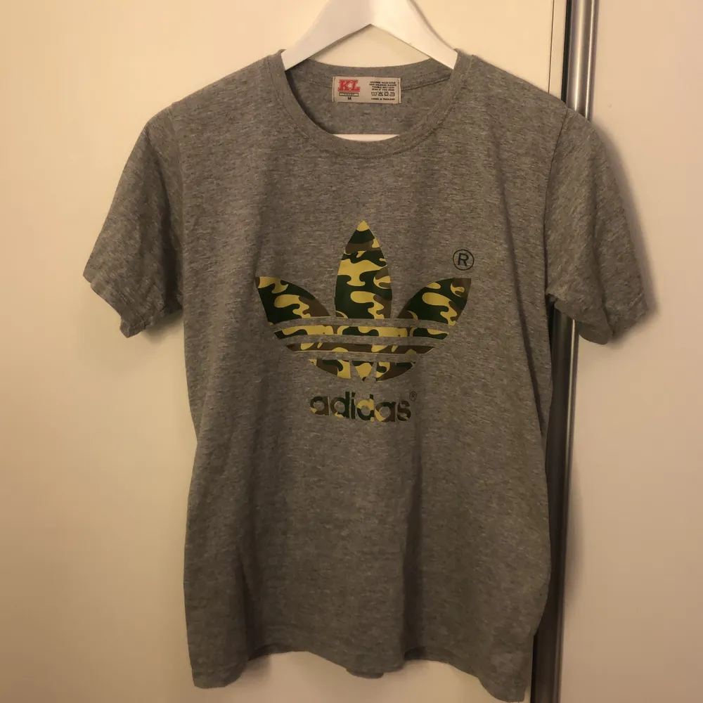 (Fejk) camo adidas tröja, väldigt fin men säljer för den inte kommer till användning längre tyvär. Det står M men det passar s också för lite oversize känsla.. T-shirts.