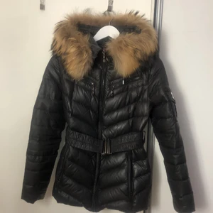 Hollies vinterjacka  - Säljer min jätte fina hollies jacka. Pga använder aldrig längre, de är i väldigt bra skick förutom snörerna där pälsen sitter lite lite löst men det är inget major som märks av. 