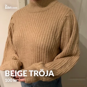 Beige tröja  - Beige stickad tröja från NAKD, aldrig använd.