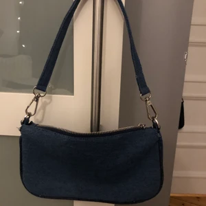 Jeans väska - En liten axelväska från zara som max är använd två gånger. Materialet är typ jeans, super cool 💕 100kr + frakt
